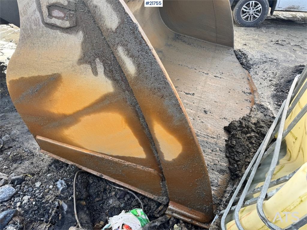 Volvo L180H Wheel Loader w/ Bucket.