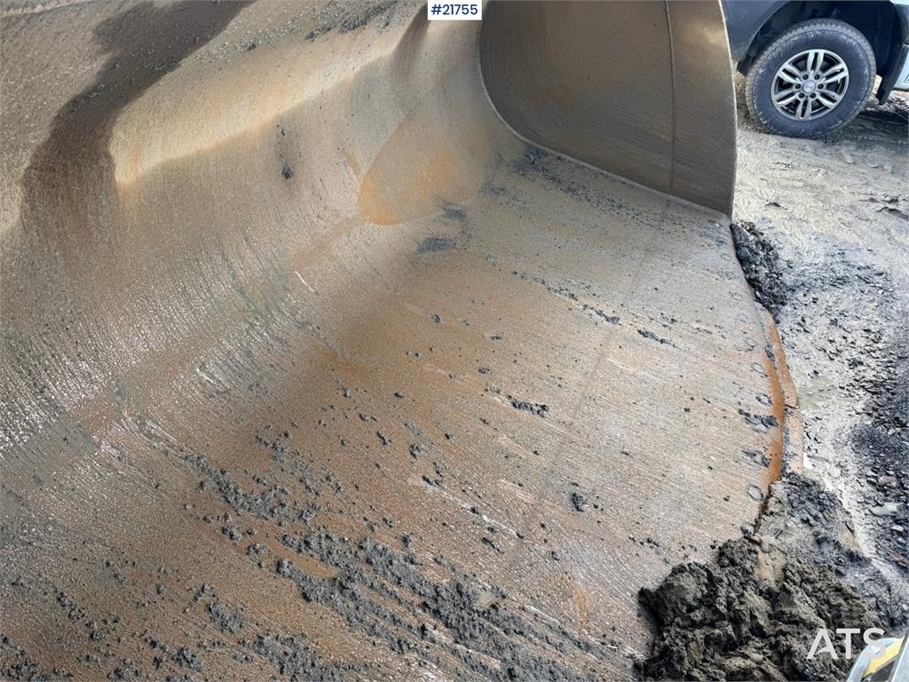 Volvo L180H Wheel Loader w/ Bucket.