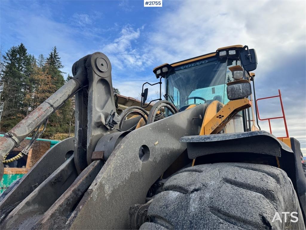 Volvo L180H Wheel Loader w/ Bucket.