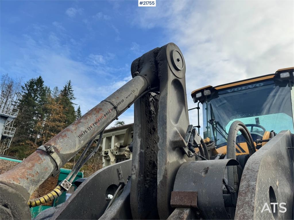 Volvo L180H Wheel Loader w/ Bucket.