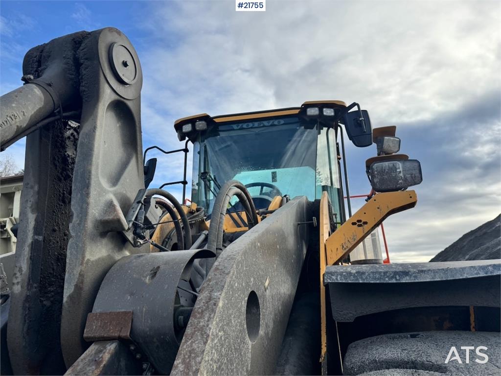 Volvo L180H Wheel Loader w/ Bucket.