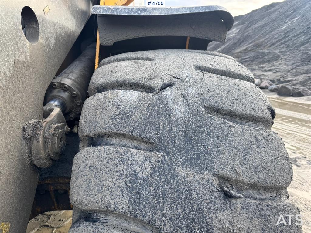 Volvo L180H Wheel Loader w/ Bucket.
