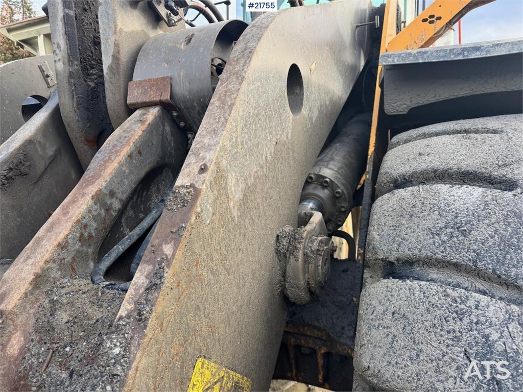 Volvo L180H Wheel Loader w/ Bucket.