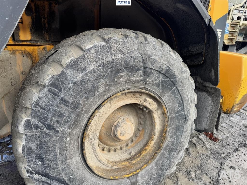 Volvo L180H Wheel Loader w/ Bucket.