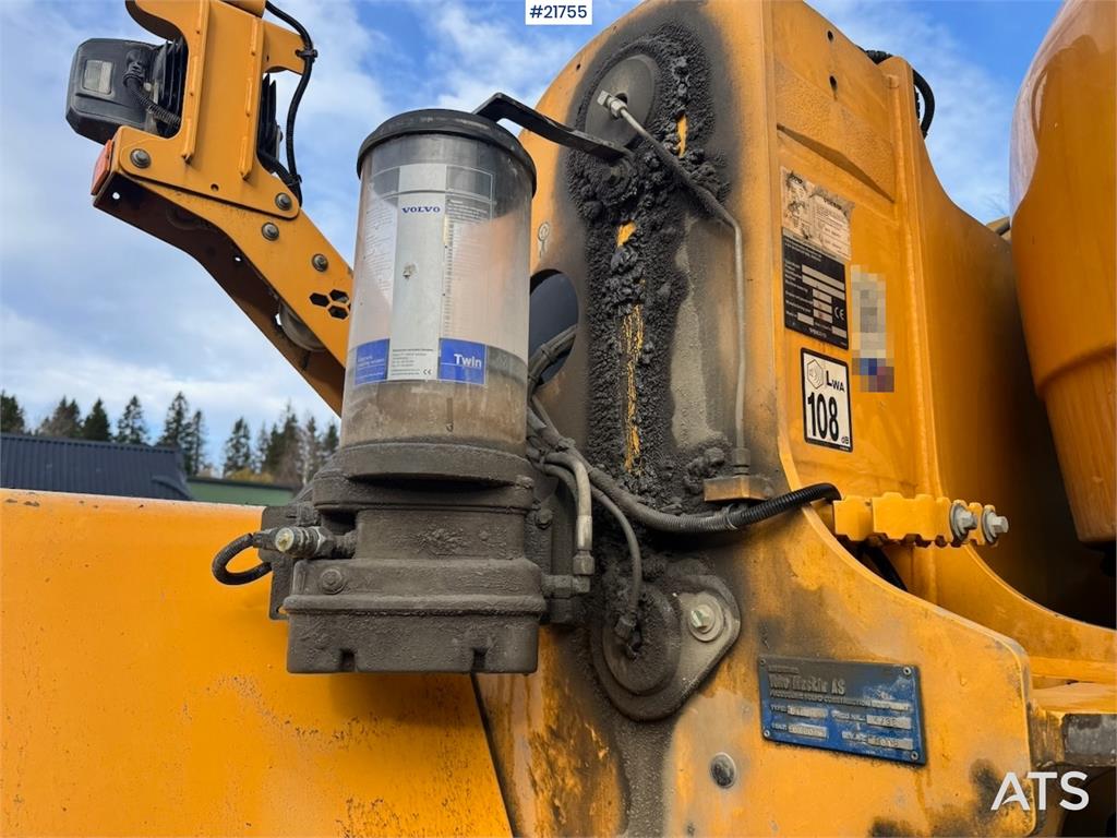 Volvo L180H Wheel Loader w/ Bucket.