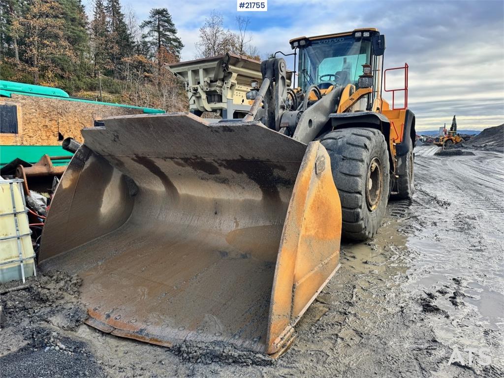 Volvo L180H Wheel Loader w/ Bucket.