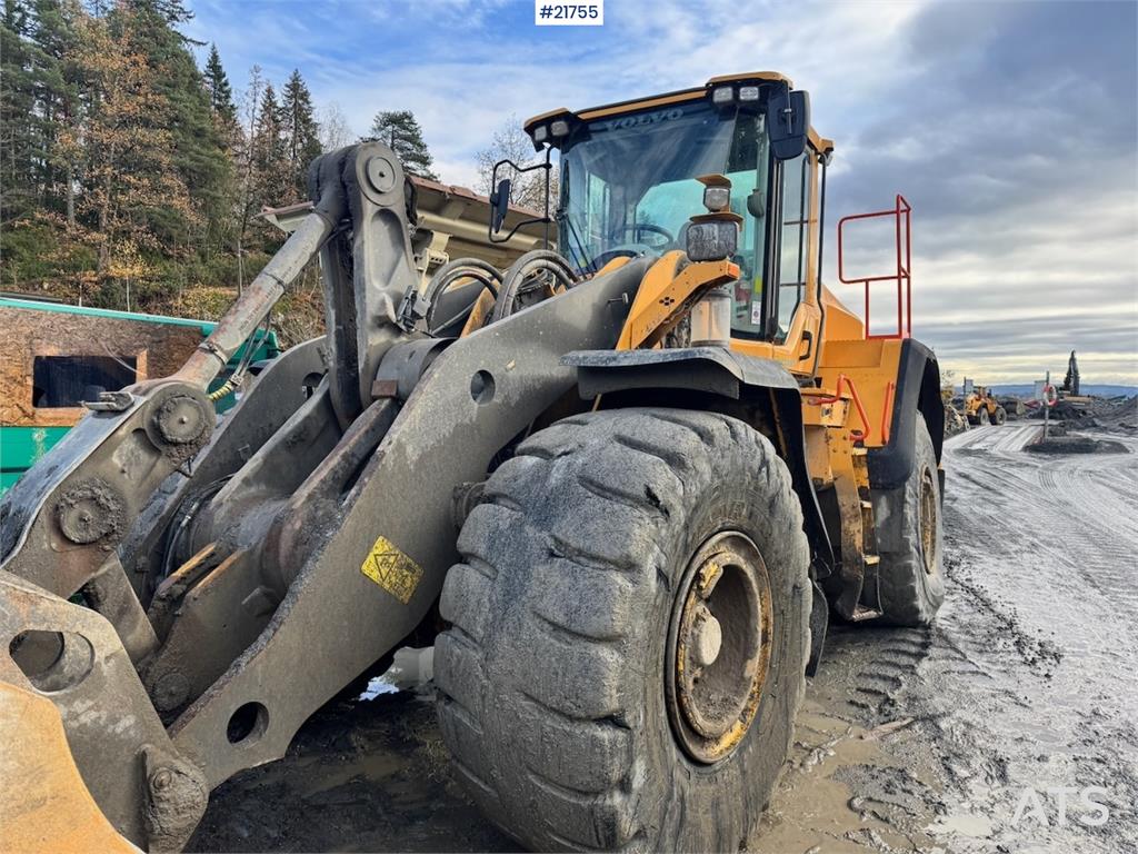 Volvo L180H Wheel Loader w/ Bucket.