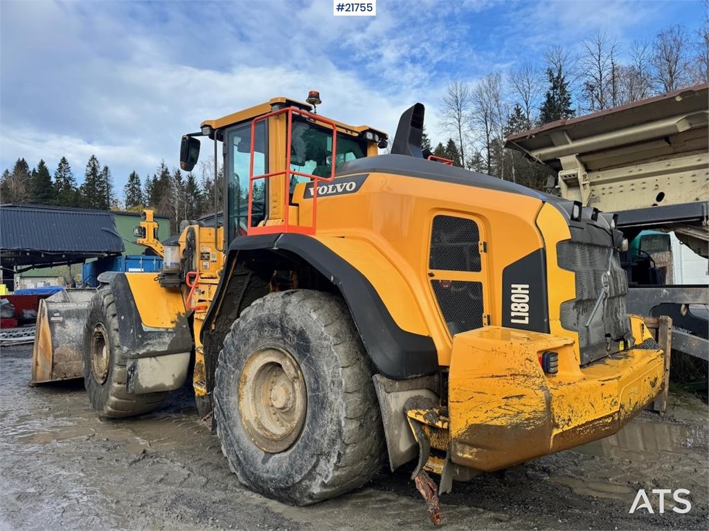 Volvo L180H Wheel Loader w/ Bucket.