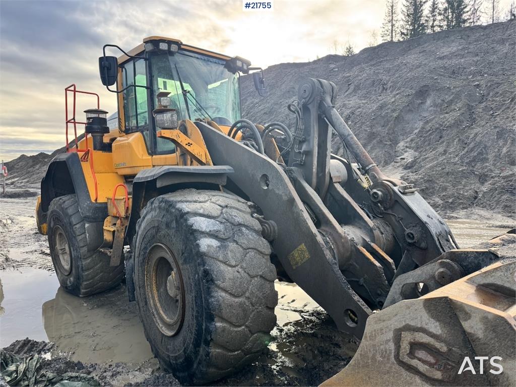 Volvo L180H Wheel Loader w/ Bucket.