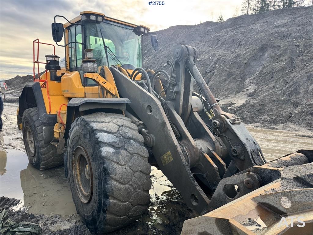 Volvo L180H Wheel Loader w/ Bucket.