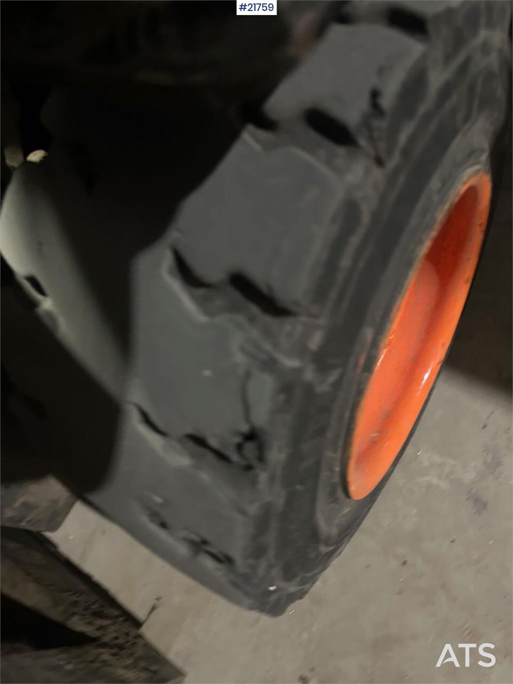 Daewoo B20T truck w/ 4.5 m lift height