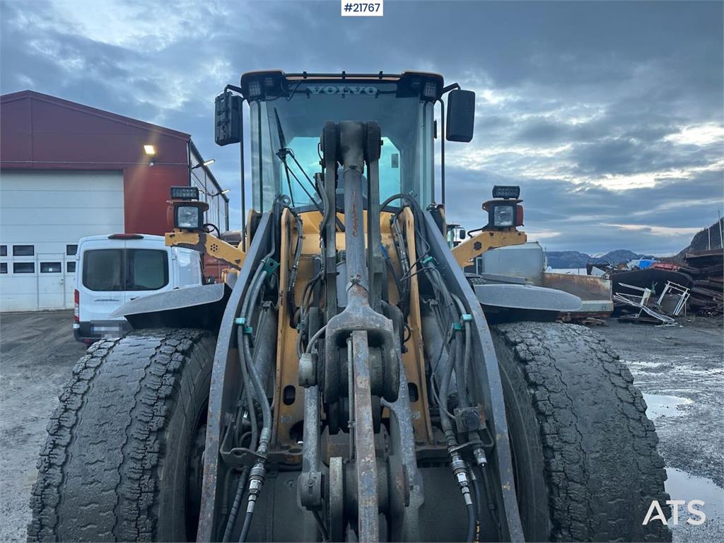 Volvo L90F wheel loader w/ Volvo gravel bucket. WATCH VI