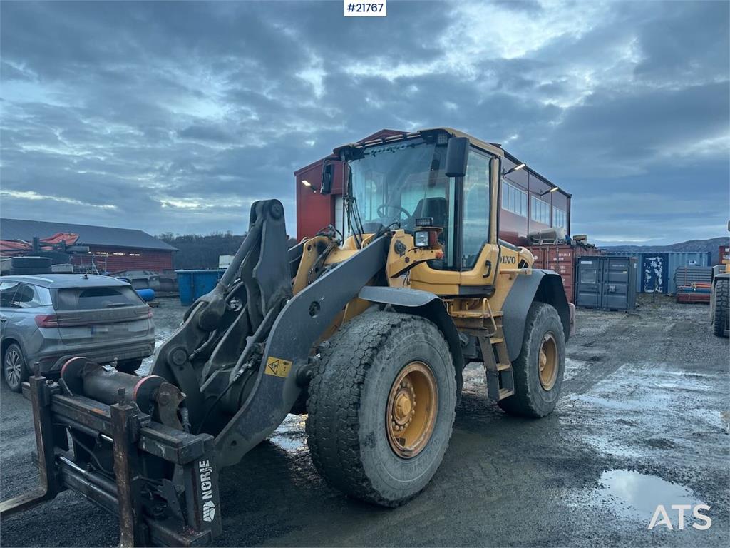 Volvo L90F wheel loader w/ Volvo gravel bucket. WATCH VI