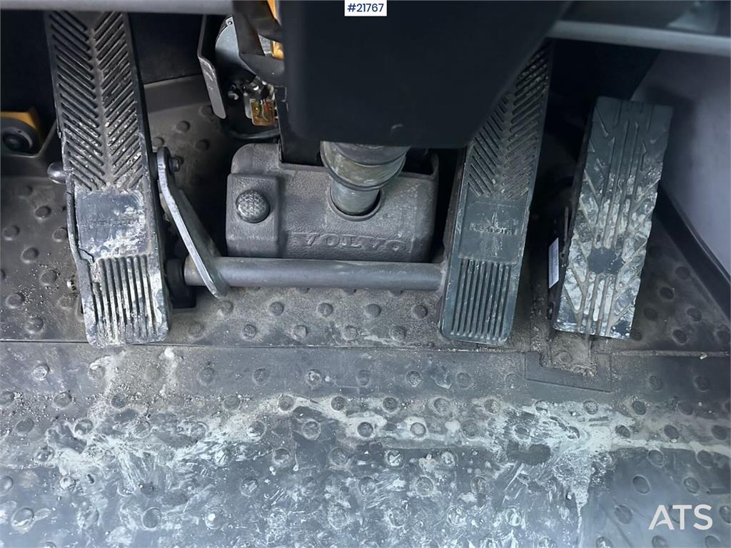 Volvo L90F wheel loader w/ Volvo gravel bucket. WATCH VI