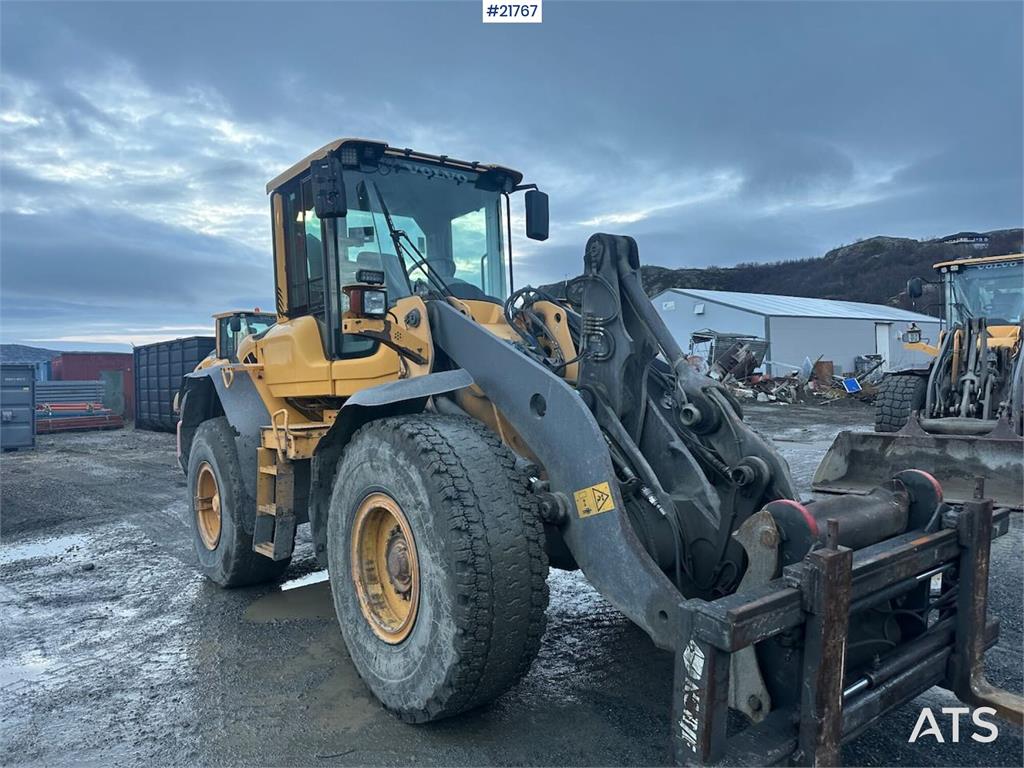 Volvo L90F wheel loader w/ Volvo gravel bucket. WATCH VI