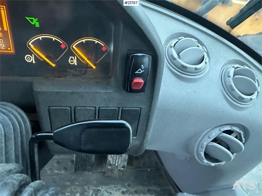 Volvo L90F wheel loader w/ Volvo gravel bucket. WATCH VI