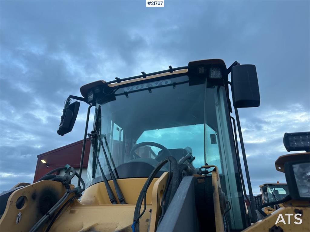 Volvo L90F wheel loader w/ Volvo gravel bucket. WATCH VI