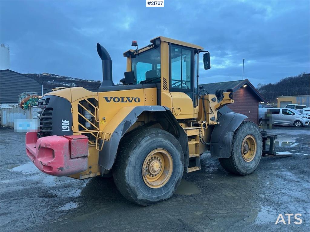 Volvo L90F wheel loader w/ Volvo gravel bucket. WATCH VI