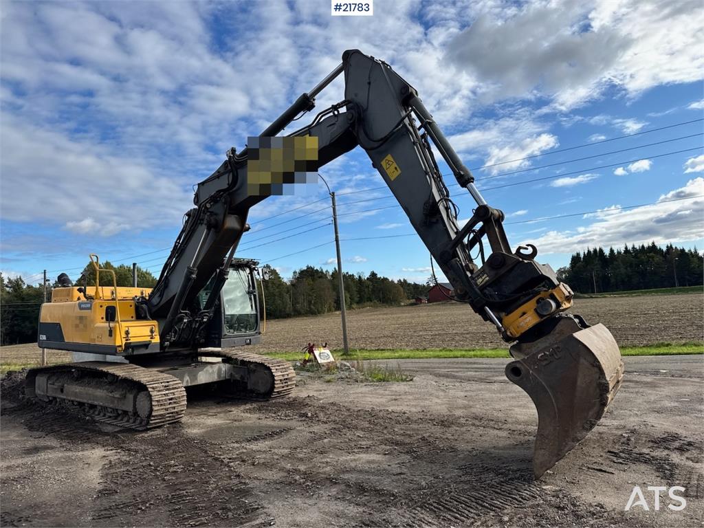 Volvo EC250 w/ Rototilt, GPS and 2 buckets.