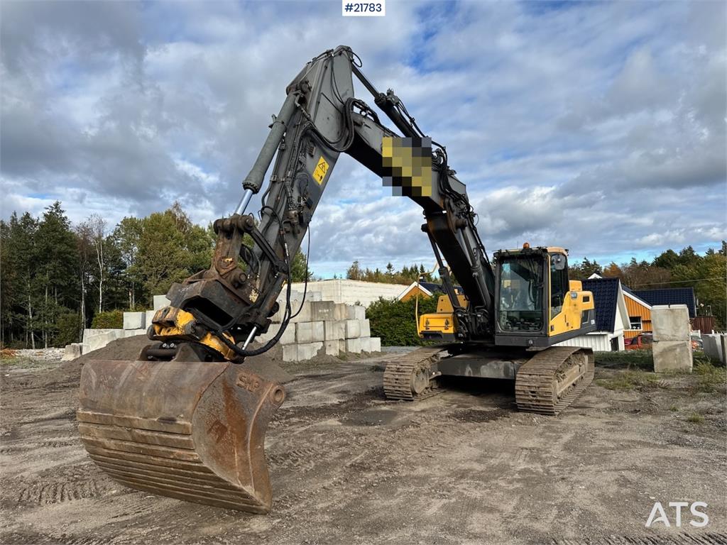 Volvo EC250 w/ Rototilt, GPS and 2 buckets.