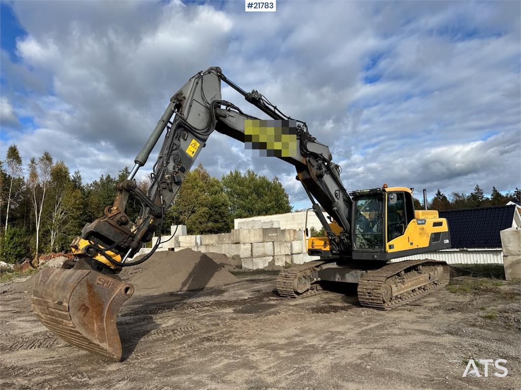 Volvo EC250 w/ Rototilt, GPS and 2 buckets.