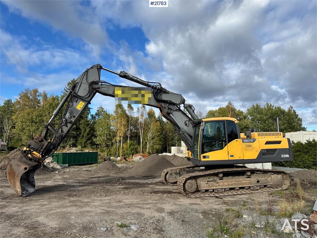 Volvo EC250 w/ Rototilt, GPS and 2 buckets.