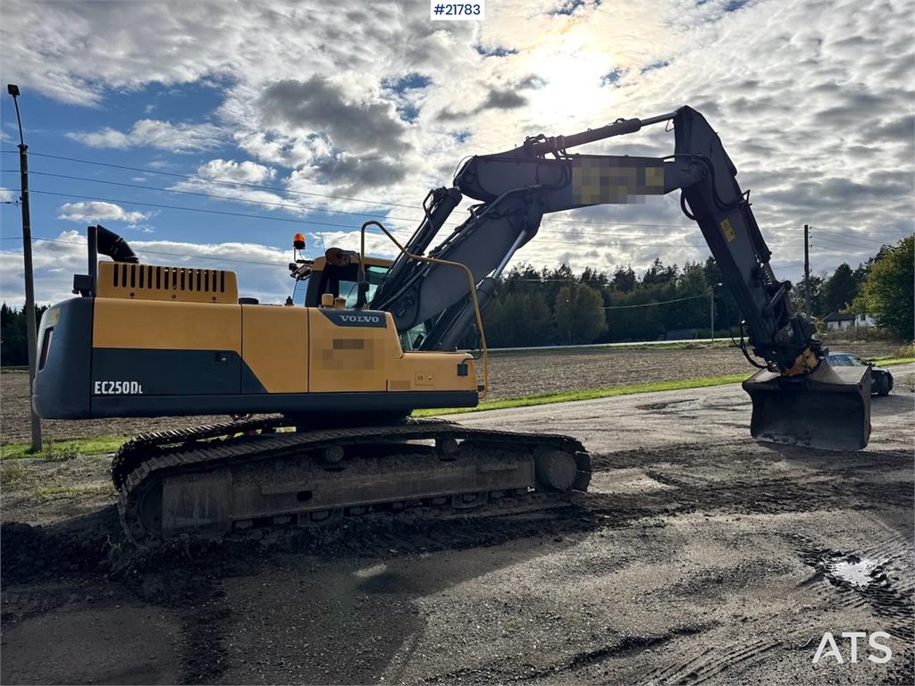 Volvo EC250 w/ Rototilt, GPS and 2 buckets.