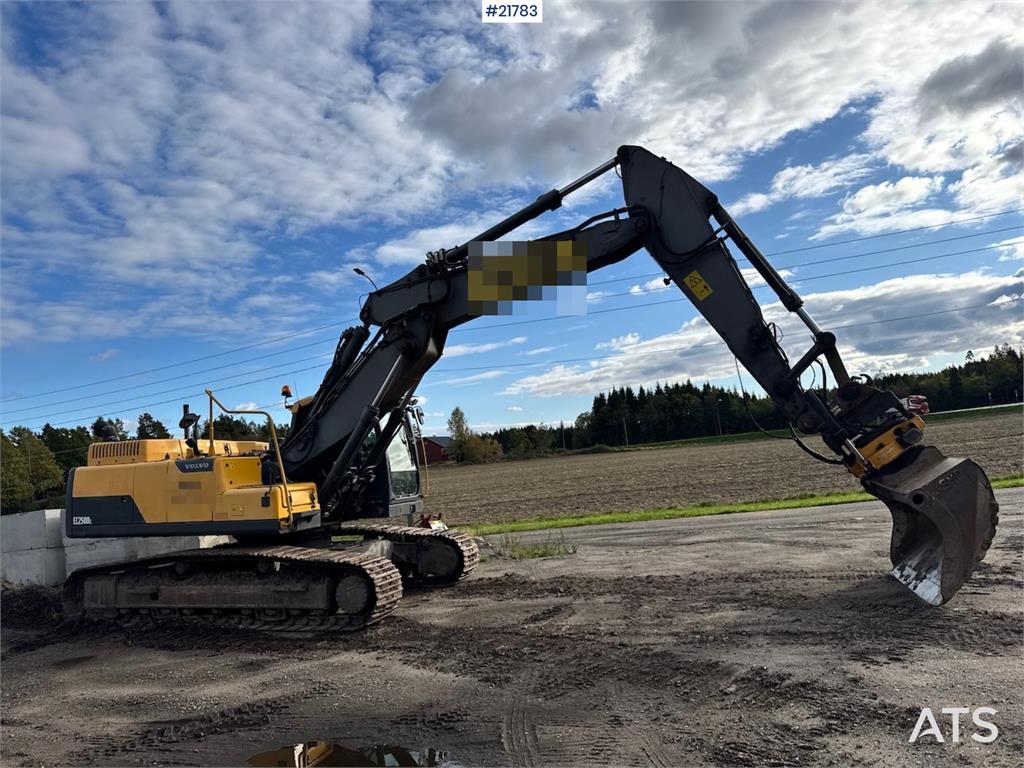 Volvo EC250 w/ Rototilt, GPS and 2 buckets.