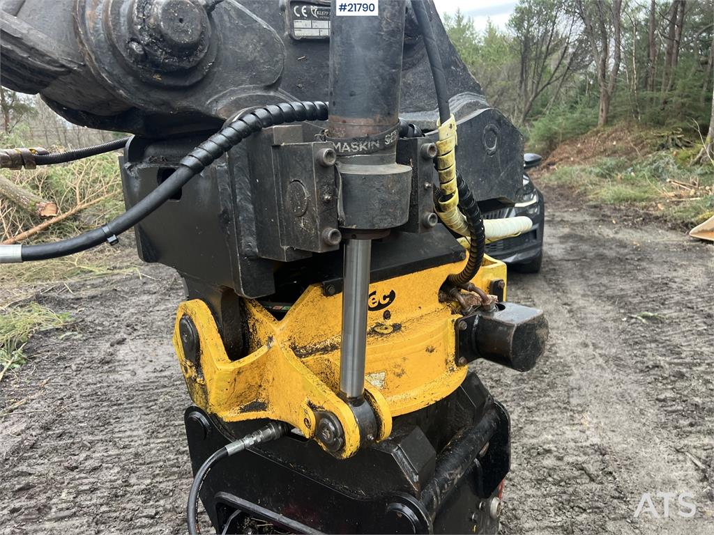 Volvo ec210cl excavator w/ rototilt, sanding bucket and