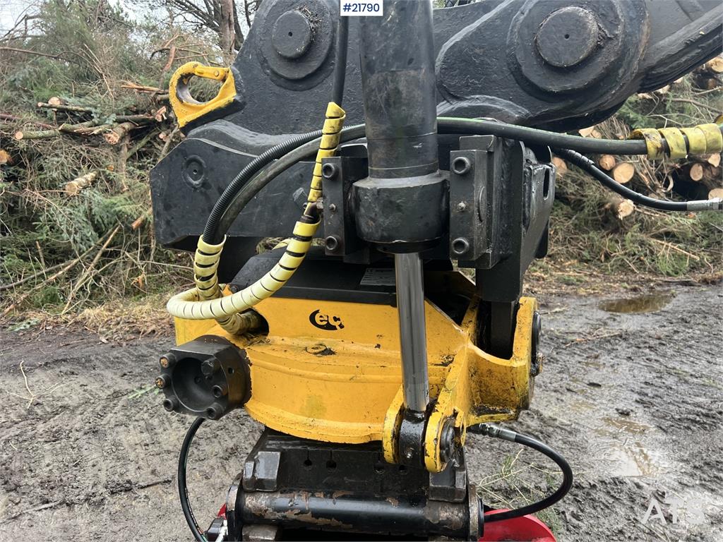 Volvo ec210cl excavator w/ rototilt, sanding bucket and