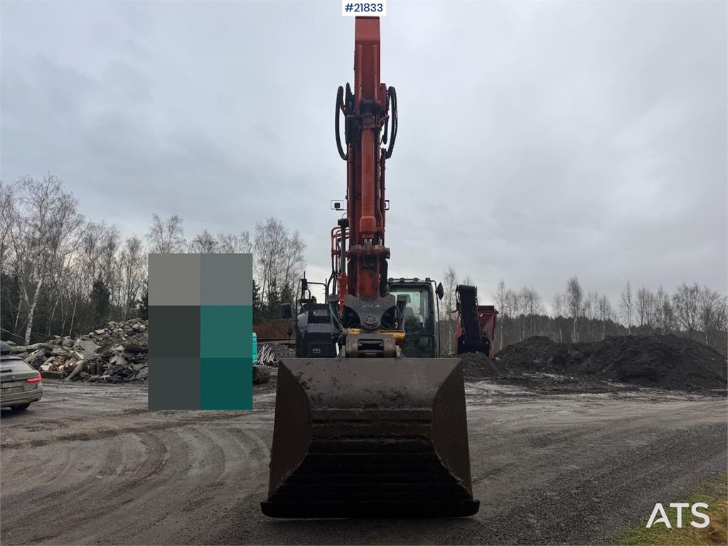 Hitachi ZX225USRLC-6 crawler excavator with Rototilt, 2 bu