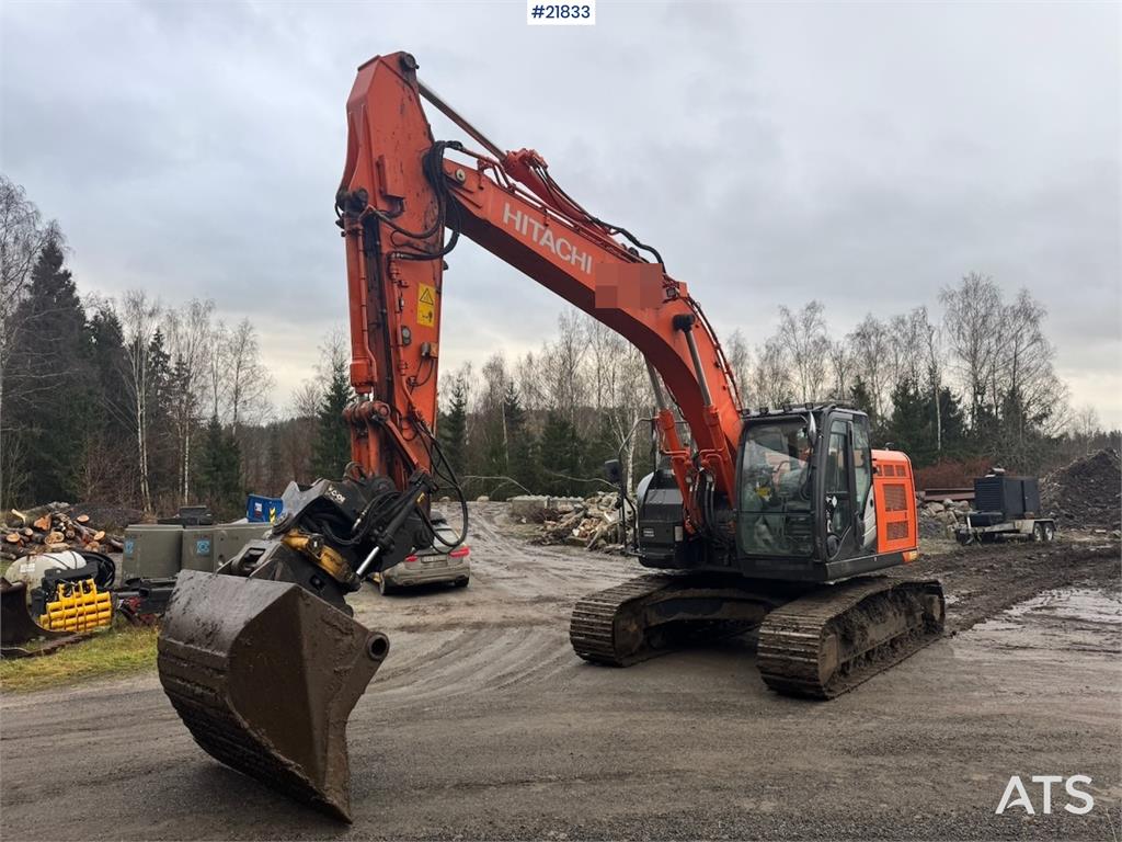 Hitachi ZX225USRLC-6 crawler excavator with Rototilt, 2 bu