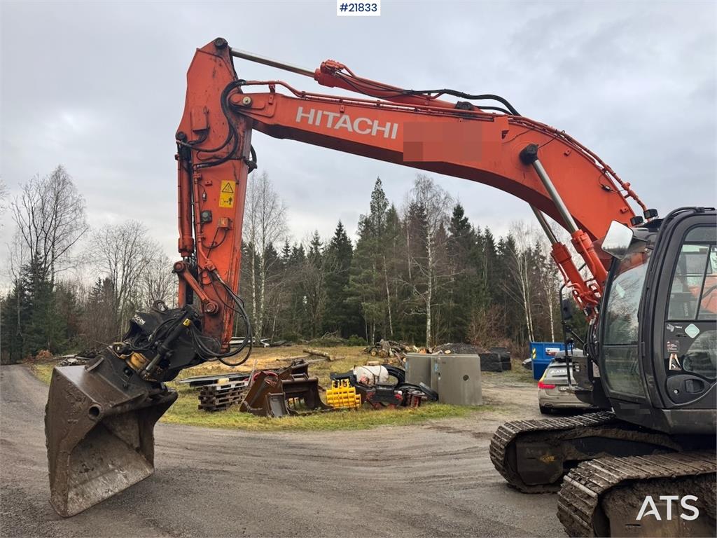 Hitachi ZX225USRLC-6 crawler excavator with Rototilt, 2 bu