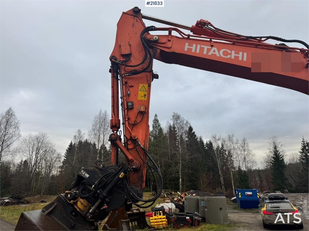 Hitachi ZX225USRLC-6 crawler excavator with Rototilt, 2 bu