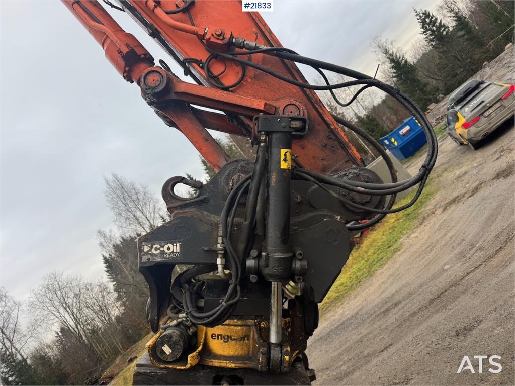 Hitachi ZX225USRLC-6 crawler excavator with Rototilt, 2 bu