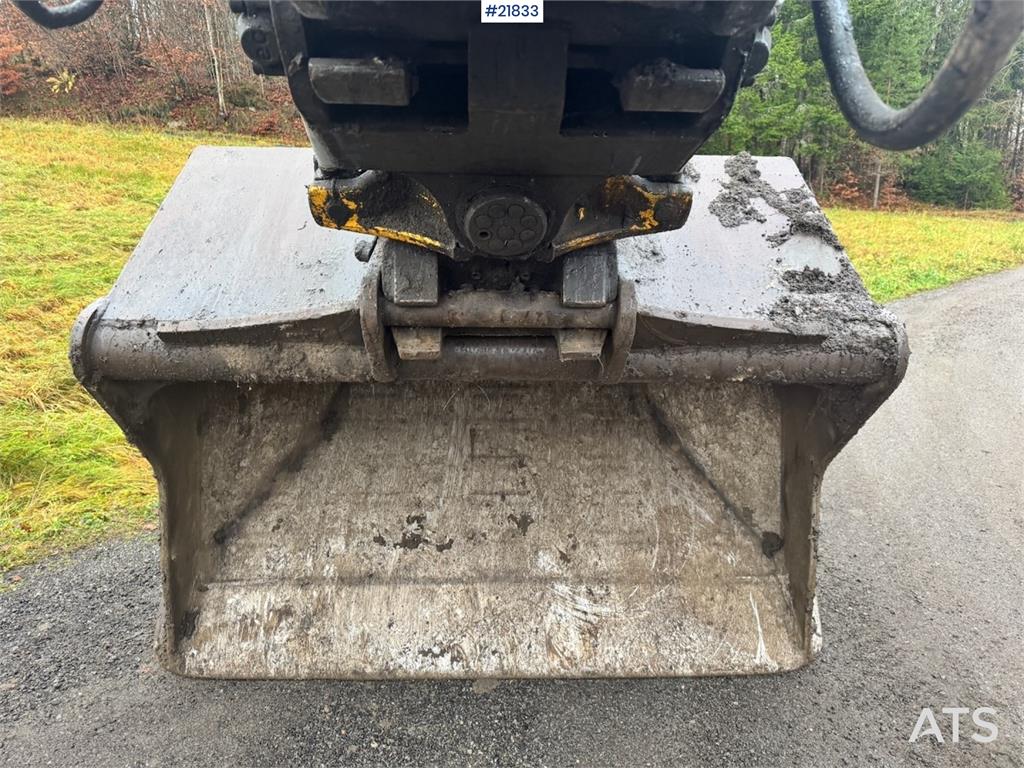 Hitachi ZX225USRLC-6 crawler excavator with Rototilt, 2 bu