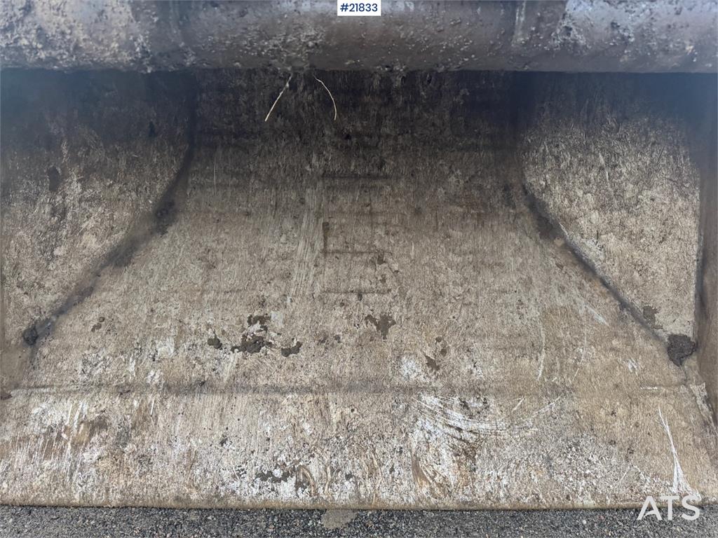 Hitachi ZX225USRLC-6 crawler excavator with Rototilt, 2 bu