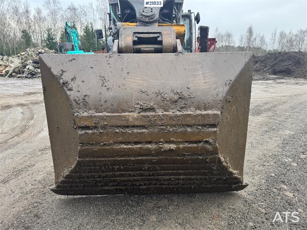 Hitachi ZX225USRLC-6 crawler excavator with Rototilt, 2 bu