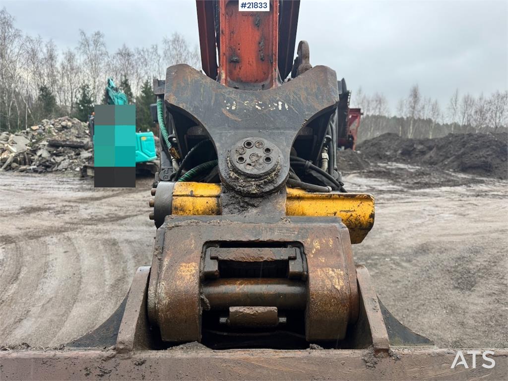 Hitachi ZX225USRLC-6 crawler excavator with Rototilt, 2 bu