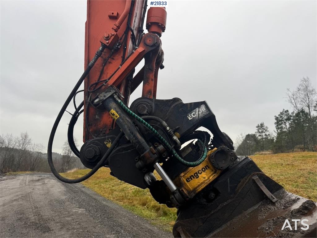 Hitachi ZX225USRLC-6 crawler excavator with Rototilt, 2 bu