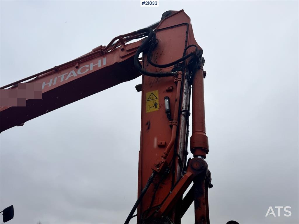 Hitachi ZX225USRLC-6 crawler excavator with Rototilt, 2 bu