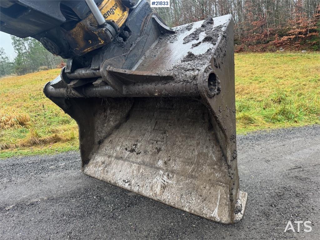 Hitachi ZX225USRLC-6 crawler excavator with Rototilt, 2 bu