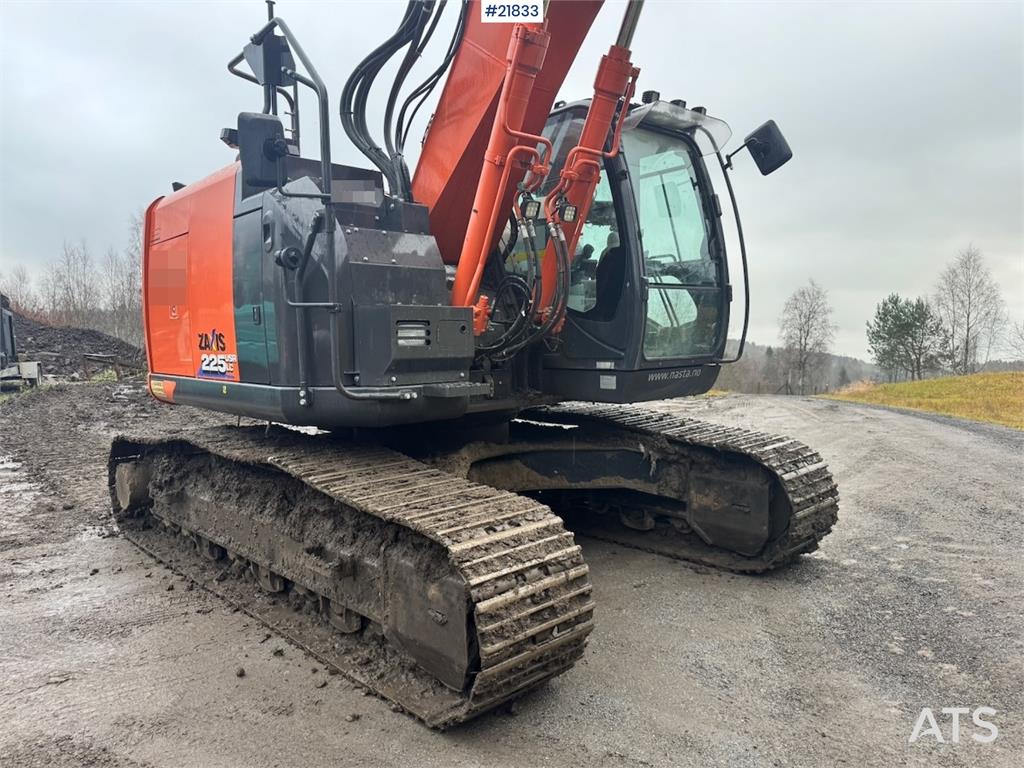 Hitachi ZX225USRLC-6 crawler excavator with Rototilt, 2 bu