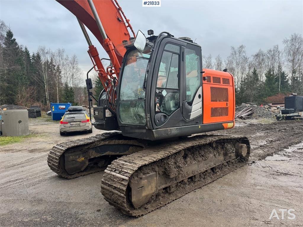 Hitachi ZX225USRLC-6 crawler excavator with Rototilt, 2 bu