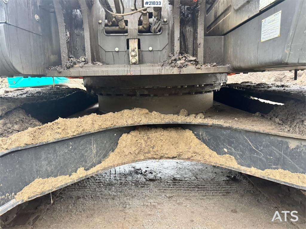 Hitachi ZX225USRLC-6 crawler excavator with Rototilt, 2 bu