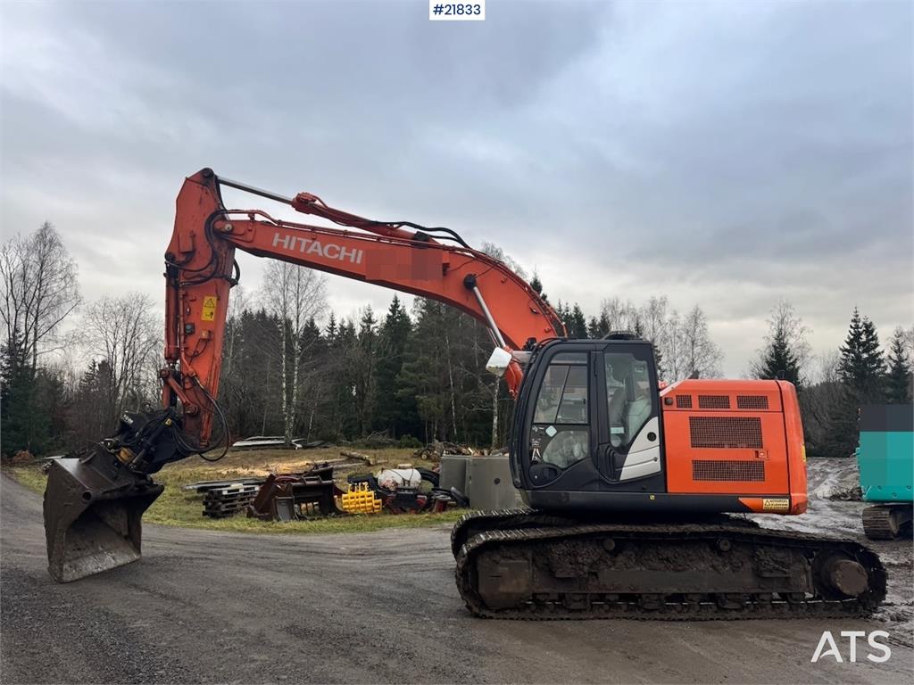 Hitachi ZX225USRLC-6 crawler excavator with Rototilt, 2 bu