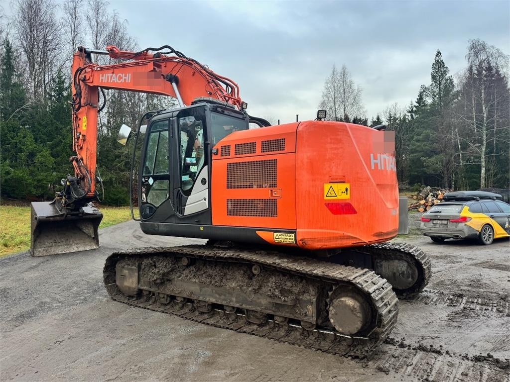 Hitachi ZX225USRLC-6 crawler excavator with Rototilt, 2 bu