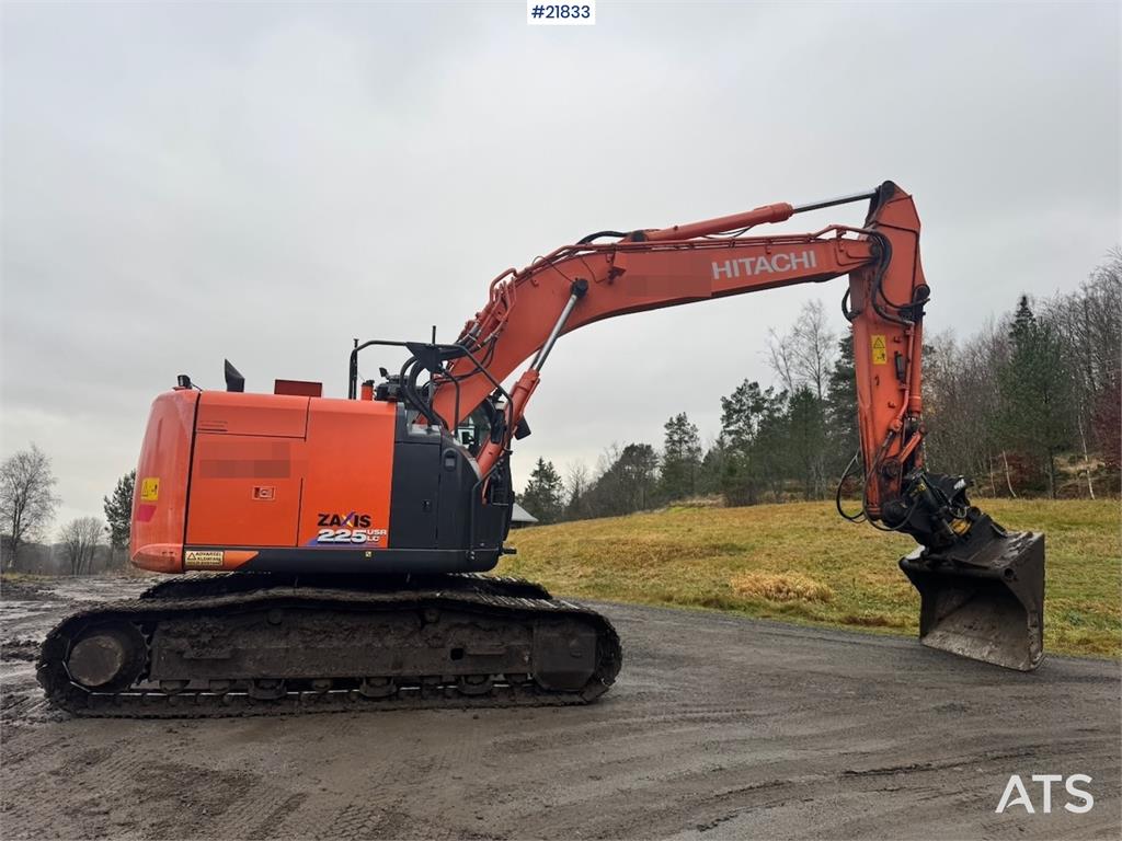 Hitachi ZX225USRLC-6 crawler excavator with Rototilt, 2 bu