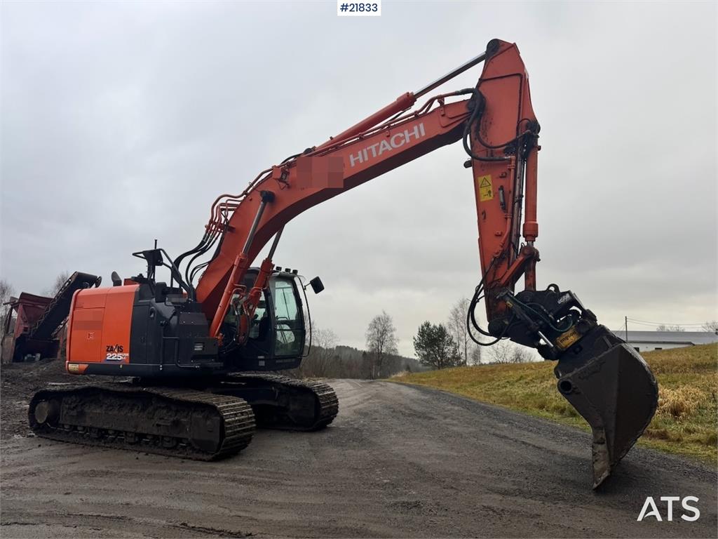 Hitachi ZX225USRLC-6 crawler excavator with Rototilt, 2 bu