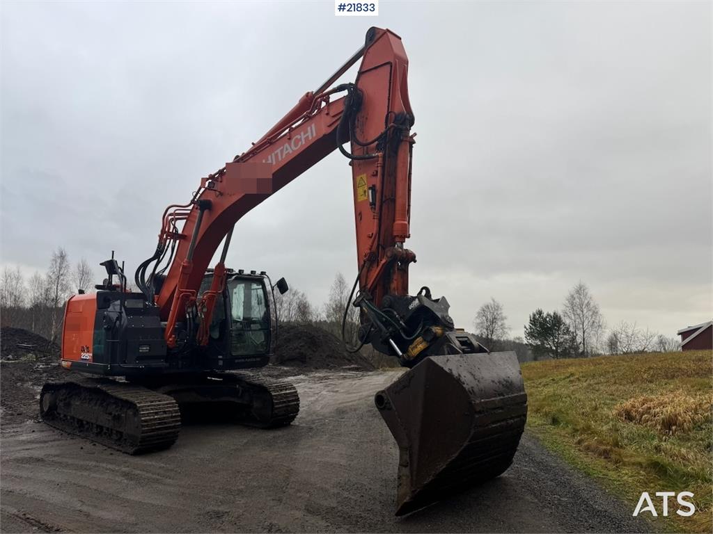 Hitachi ZX225USRLC-6 crawler excavator with Rototilt, 2 bu
